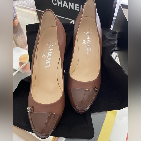 Chanel 🤎 Gorgeous Classic Brown Cap Toe CC Platform Pumps Size 37 - Picture 7 of 10